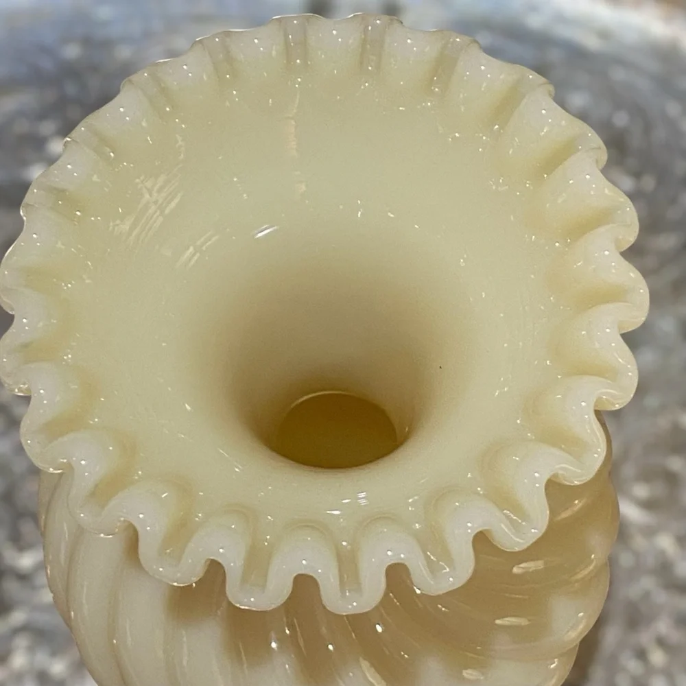 Vintage Fenton Glossy Custard Cream Swirl Glass Vase Ruffled Crimped Spiral - Picture 3 of 6